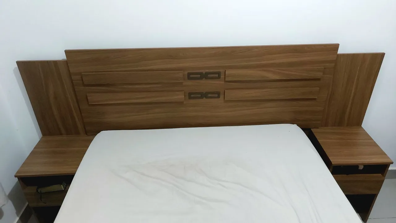 Cabeceira de cama com criados