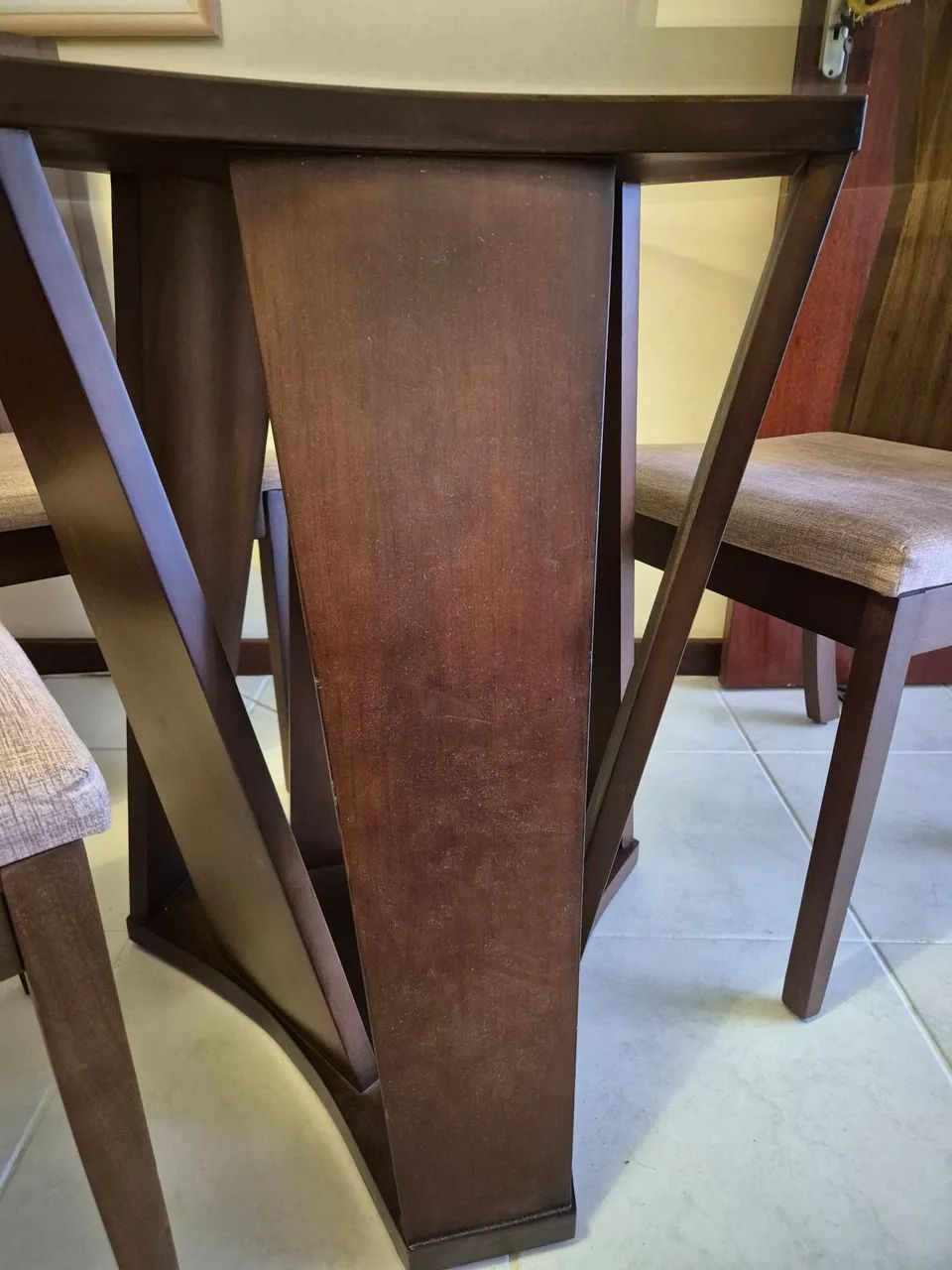 Conjunto de mesa e quatro cadeiras - Foto 3