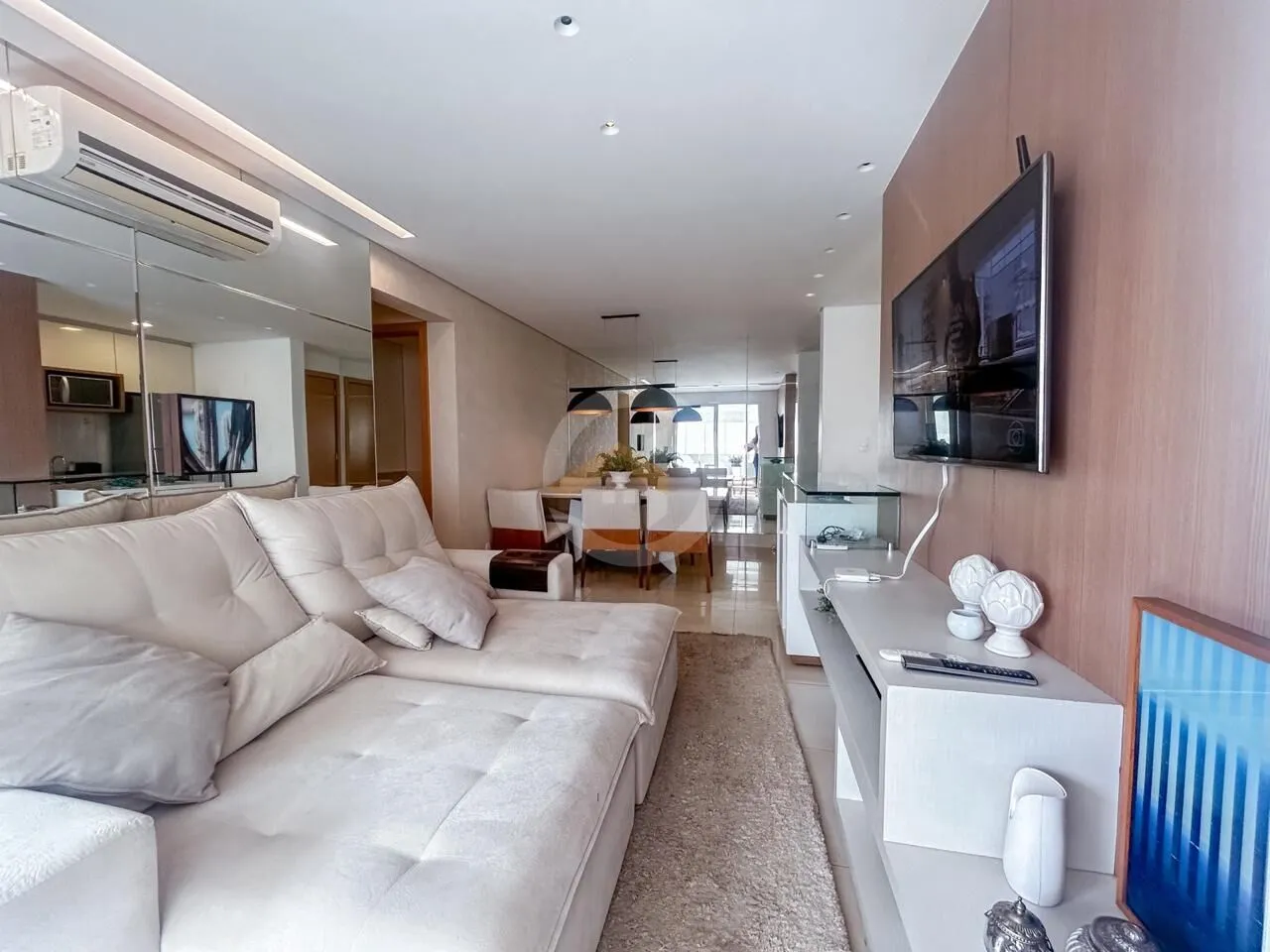 Apartamento três suítes mobiliado no Setor Bueno