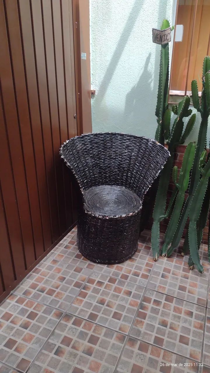 Poltrona de vime para área interna( de brinde um ? cactus)