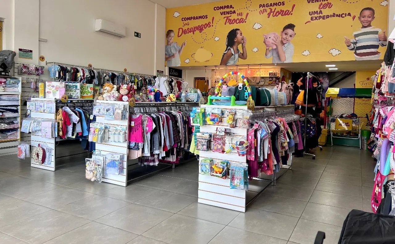 Vende-se fundo de loja de roupas - mobiliário completo 