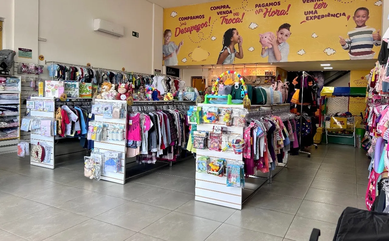 Vende-se fundo de loja de roupas - mobiliário completo