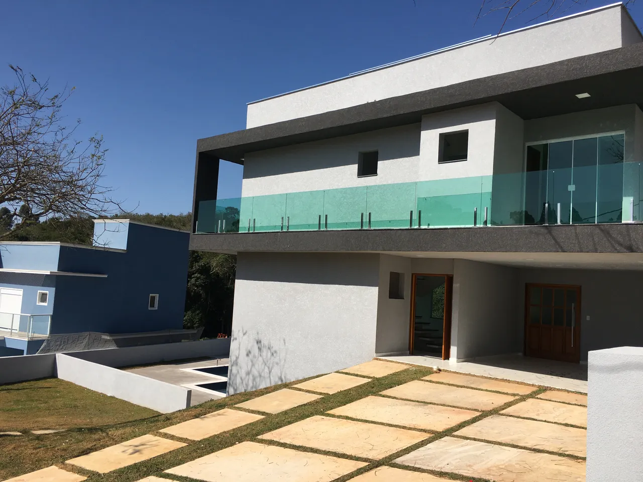 São Roque; Chácara 100% Financiamento em Condomínio Auto Padrão, Casa cheirando a tinta;