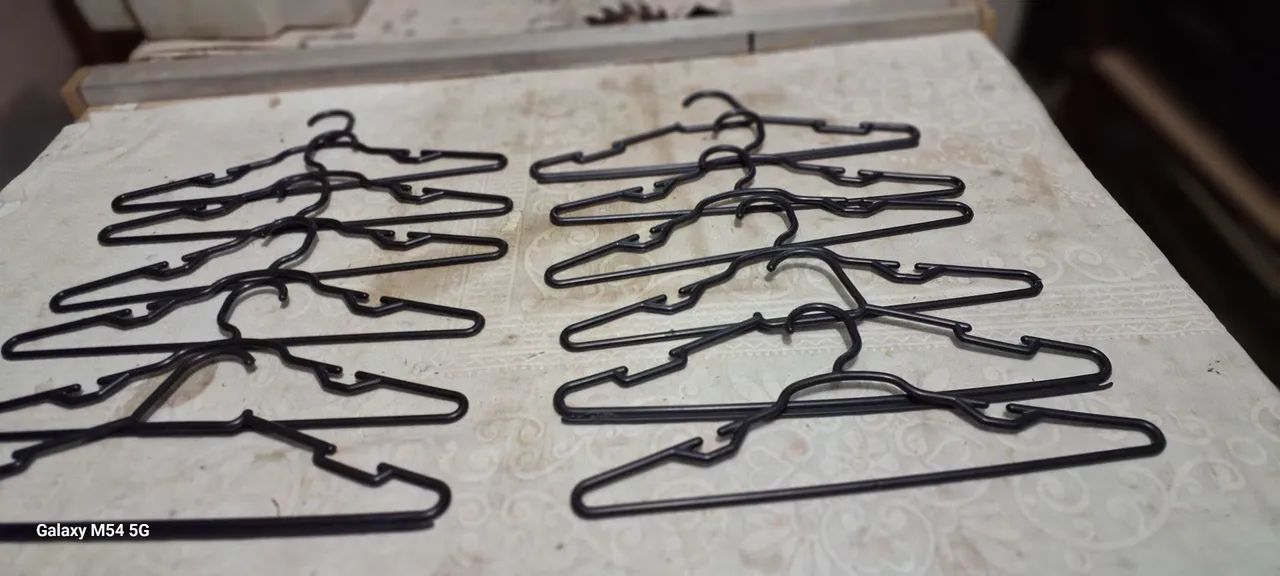 Cabides de plástico para roupas - Pacote com 12 peças - Foto 3