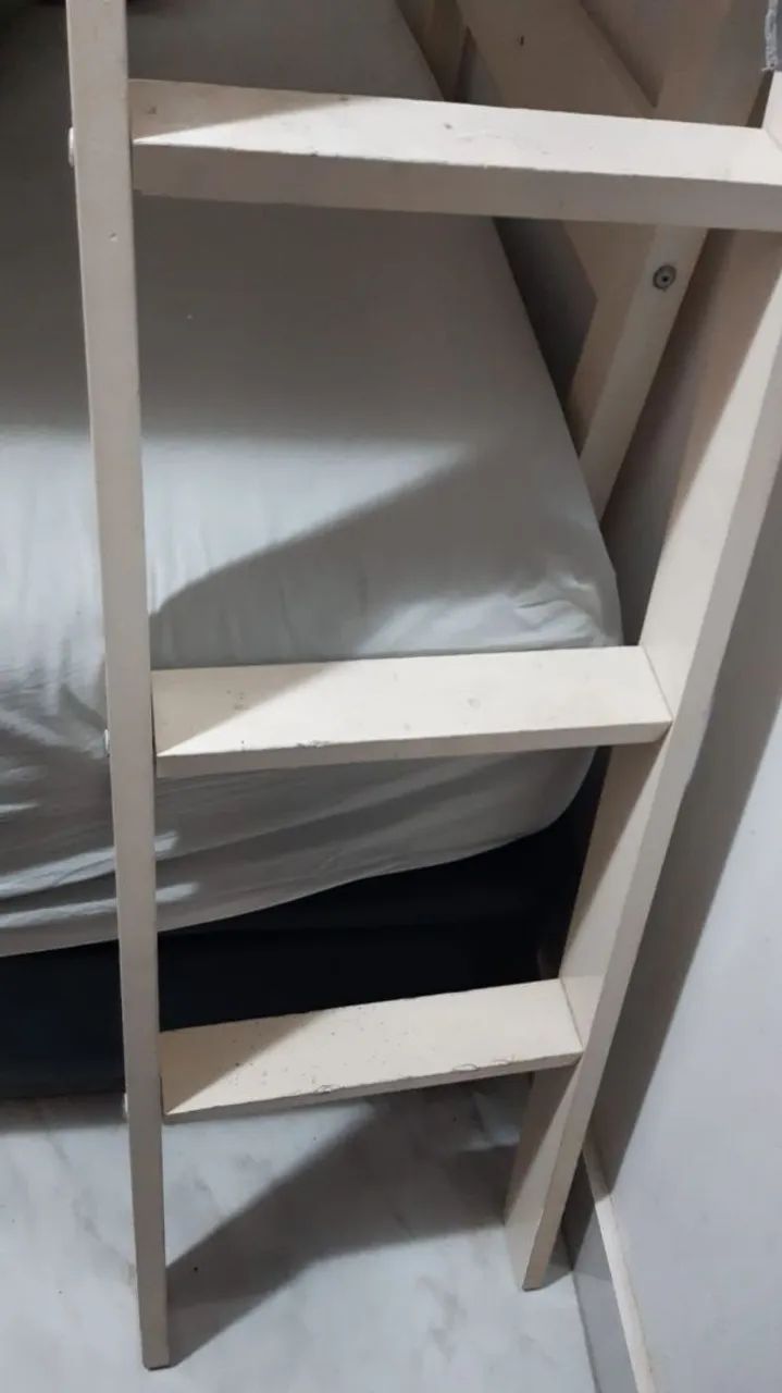 Cama suspensa solteiro branco com prateleira - Foto 3