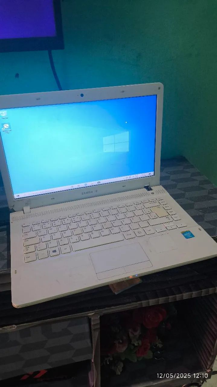 Notebook Samsung já formatado segura a bateria 