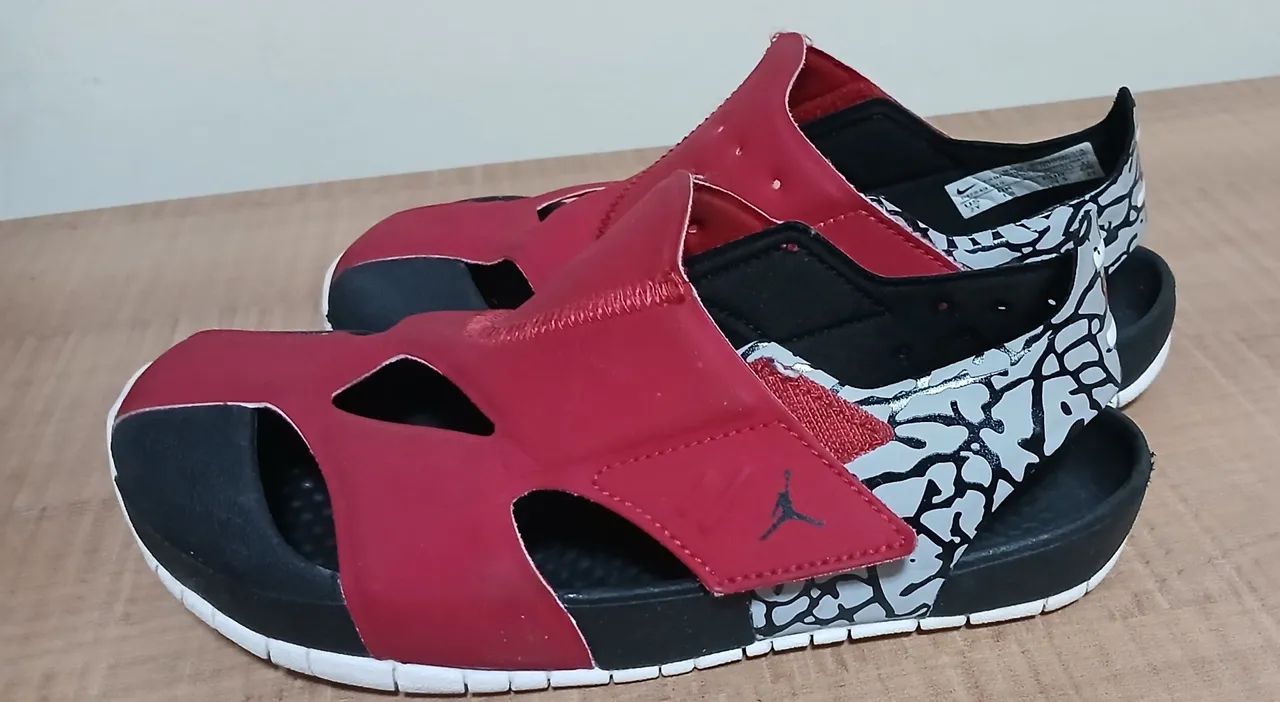 Sandálias Nike Jordan - Tamanho 32  - Foto 4