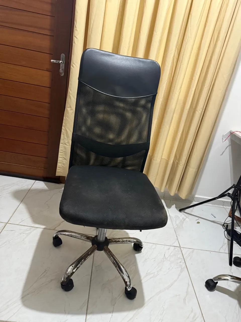 Cadeira de escritório preta com tela