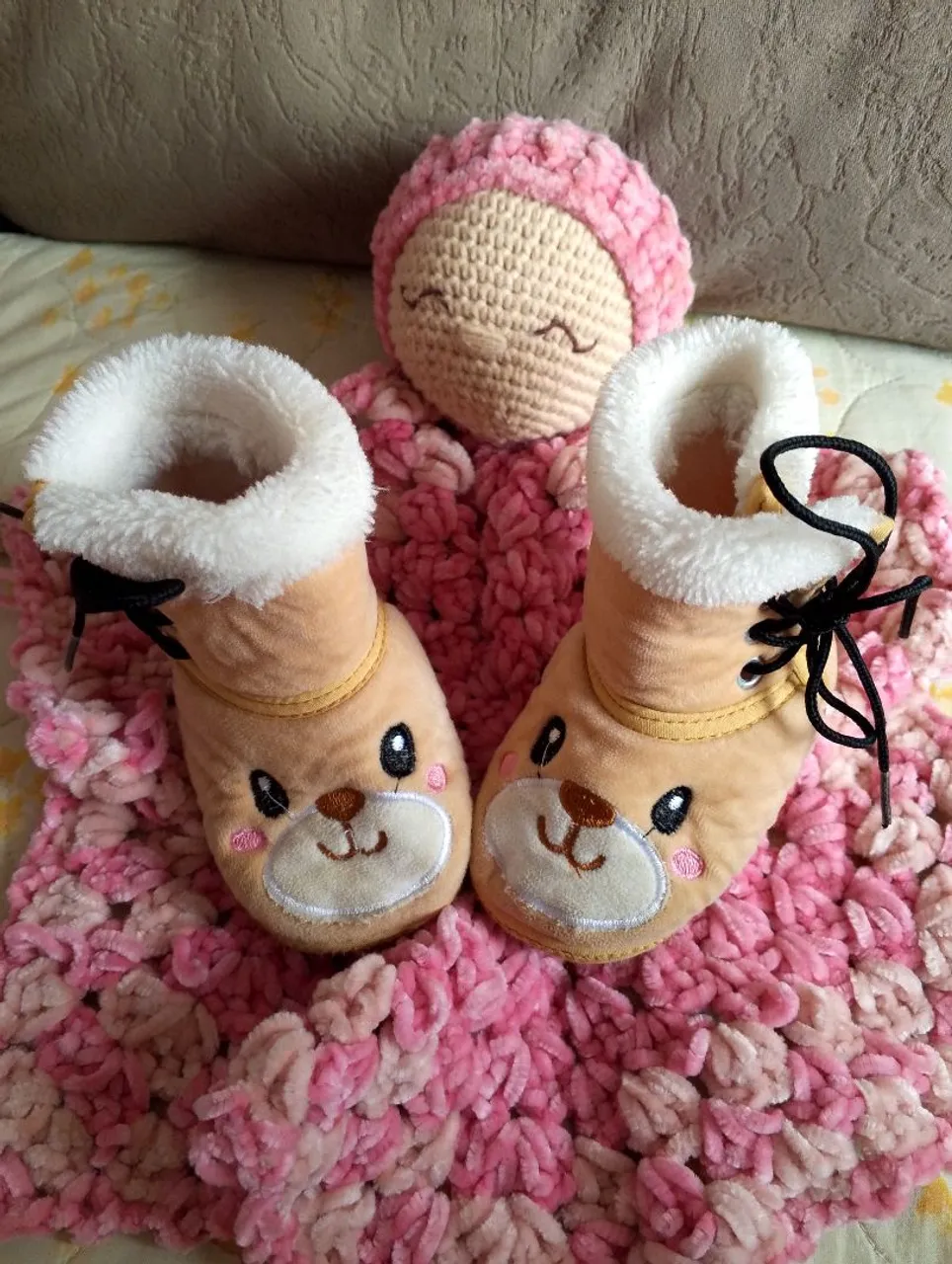 Botinha de bebê com tema de urso