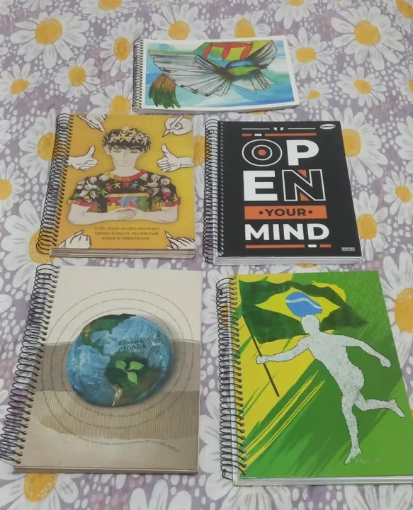 Cadernos escolares kit 4 peças + 1 Caderno desenho + 1 Caderno brinde seminovos.