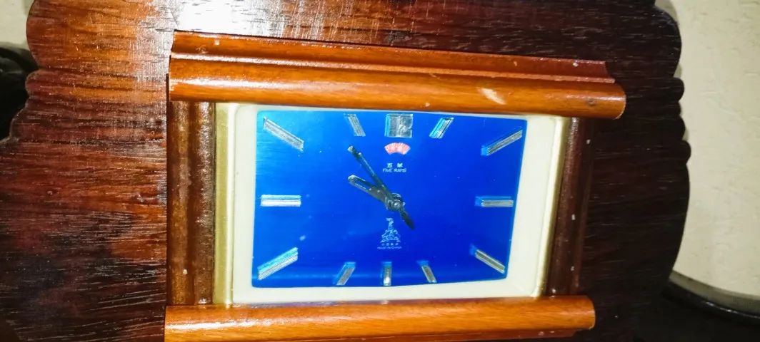 ANTIGO RELÓGIO Á CORDA EM MADEIRA BRUTA - Foto 6