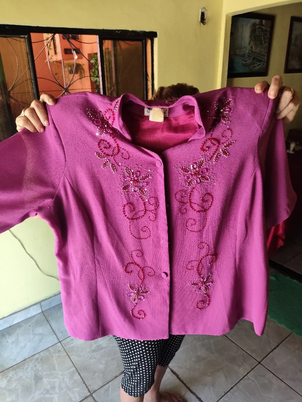 Blusa rosa com detalhes bordados + saia