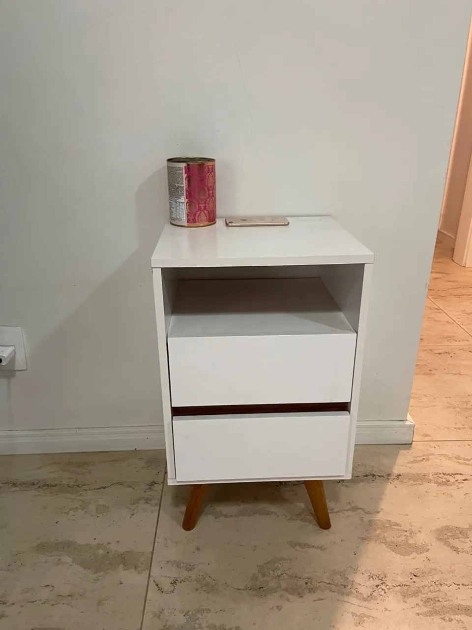 Mesa de cabeceira branca com gavetas
