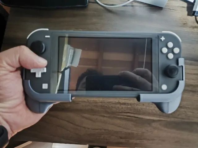 Case Grip Ergonômico Compatível com Nintendo Switch Lite - Conforto e Firmeza Cinza - Foto 3
