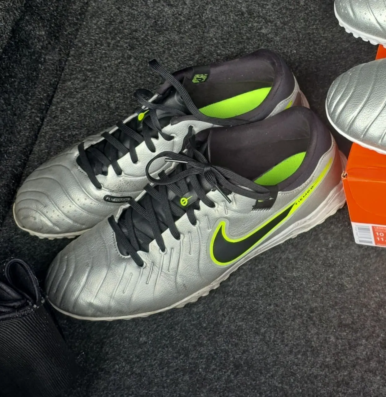 Chuteiras Nike Tiempo Academy Society
