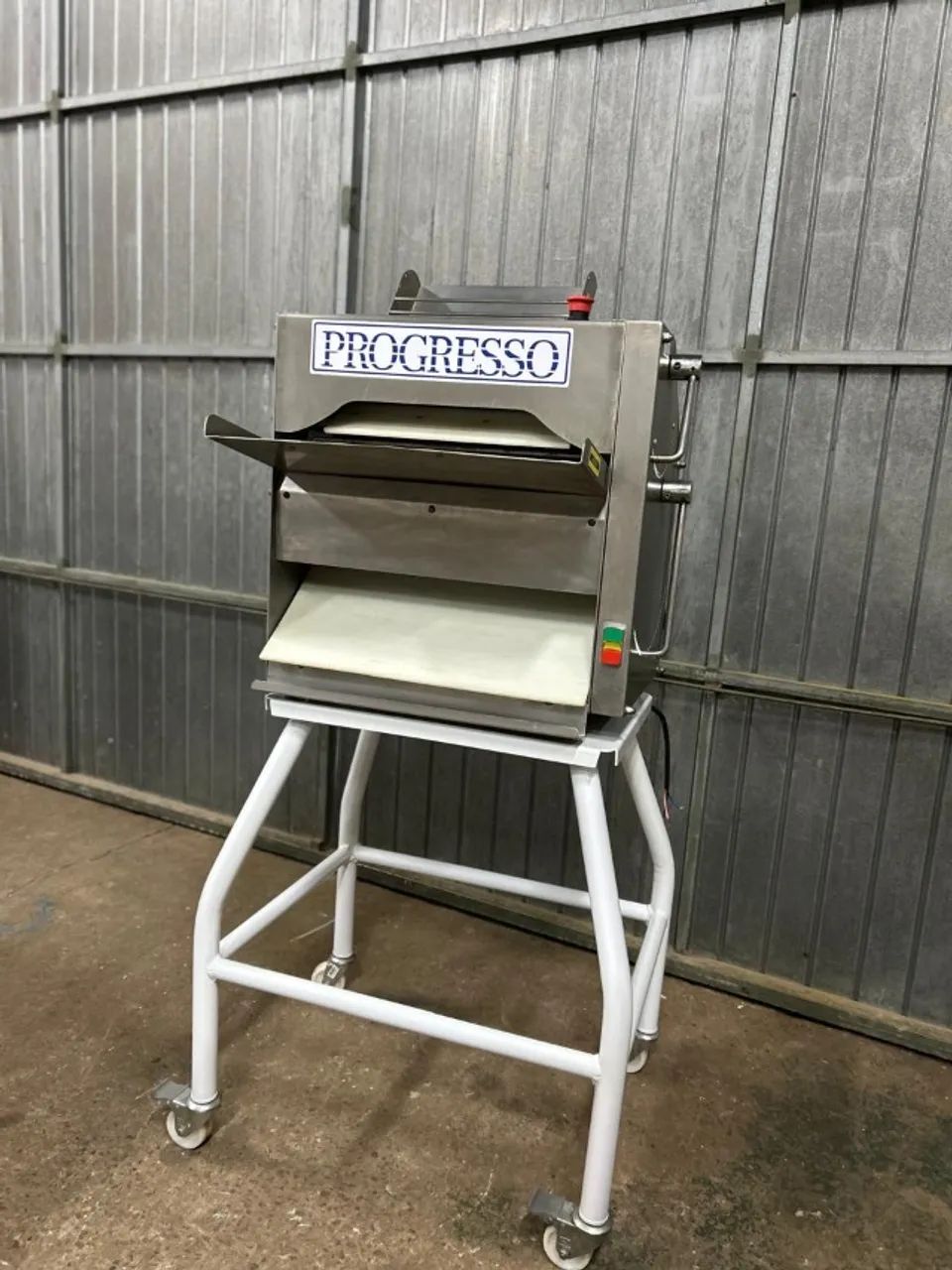 Laminadora de pizzas LP 45 Progresso Laminadoras de salgados e outros duplas laminação - Foto 2