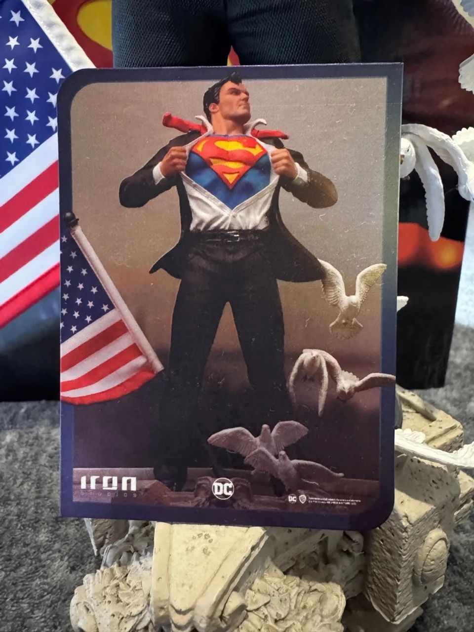 Iron studios Superman clark deluxe com card exclusivo  - Foto 4