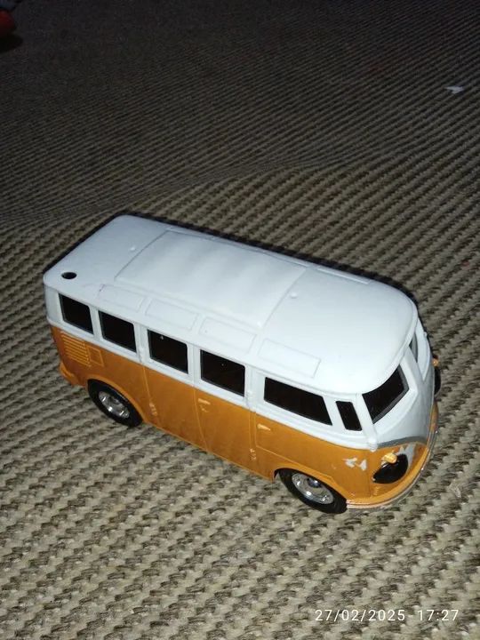 Carrinho Volkswagen Kombi - Brinquedo bate e volta com sons e luzes