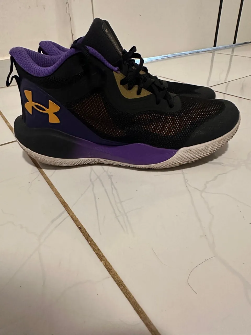 Tênis Under Armour Basquete Preto e Roxo N40