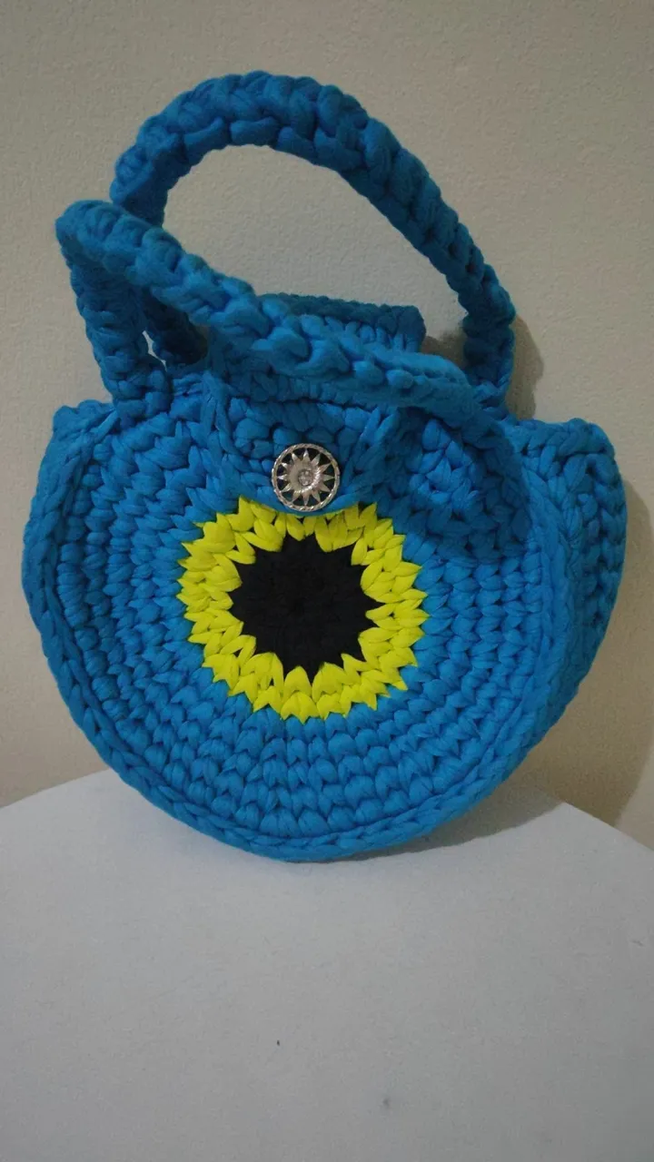 Bolsa de crochê artesanal azul com detalhe