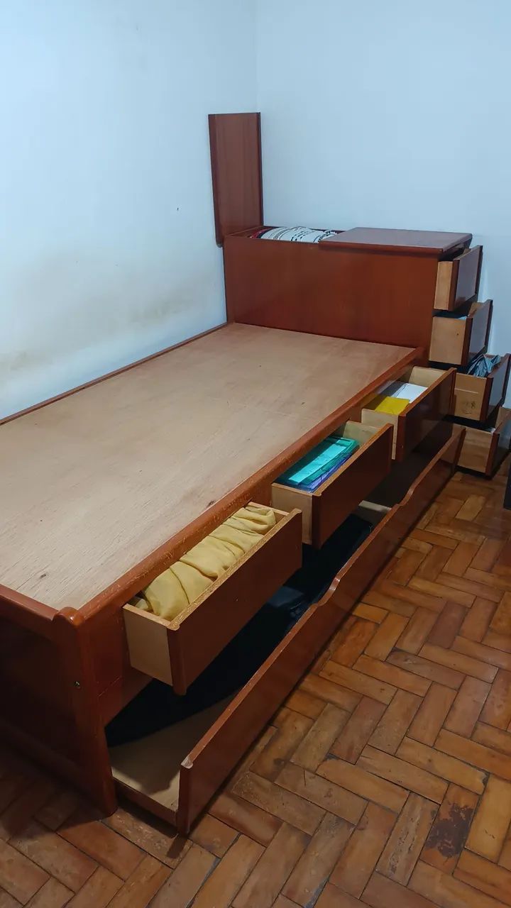 Cama de solteiro com 3 gavetas e auxiliar e baú embutido c/ 4 gavetas
