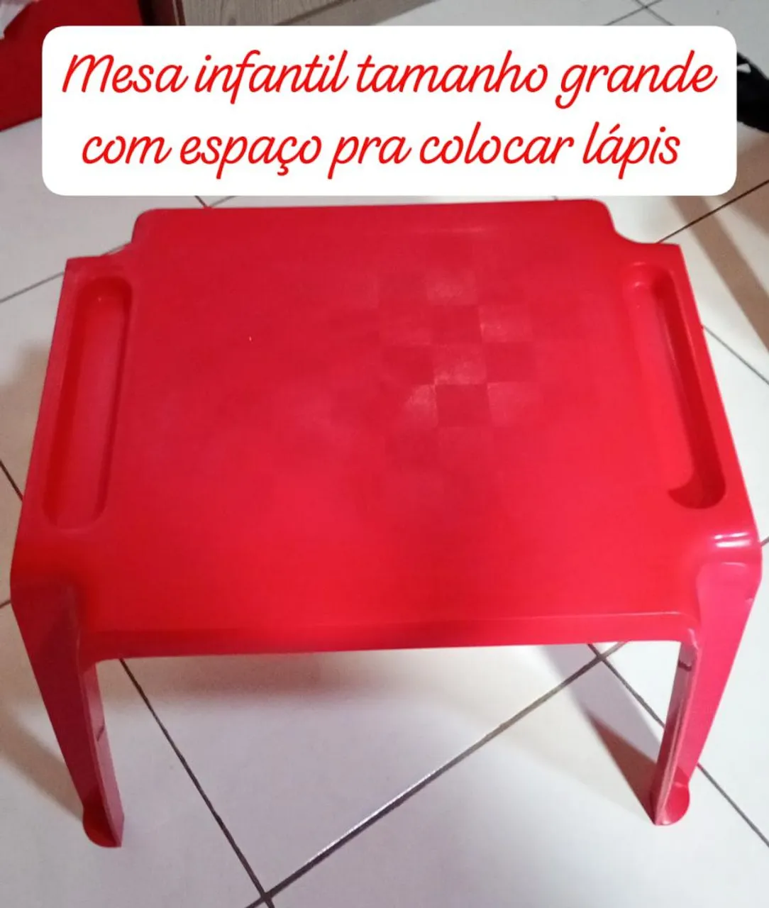 Mesa Infantil Vermelha com Espaço para Lápis