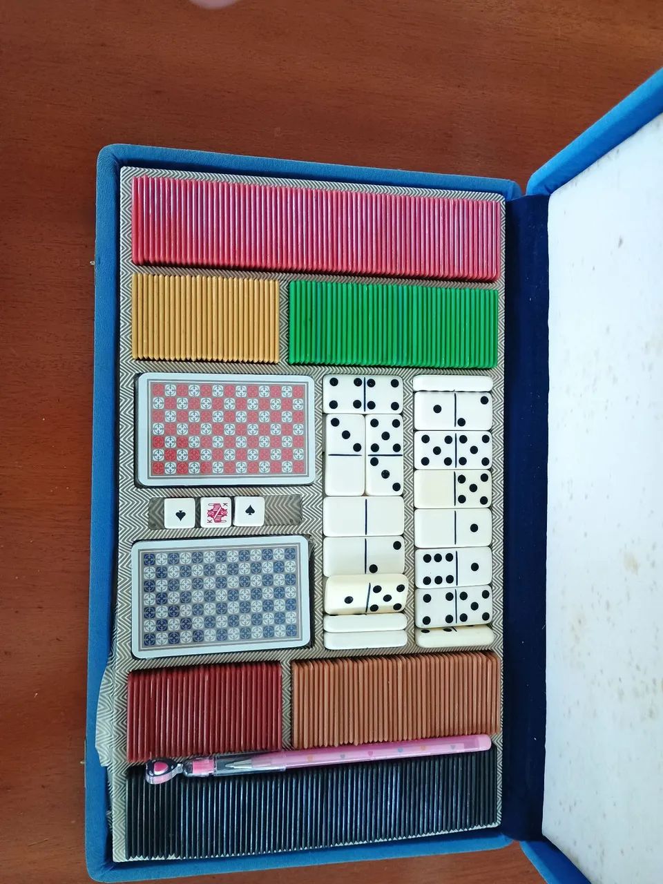 Caixa de fichas antigas com valores para jogos - Foto 2