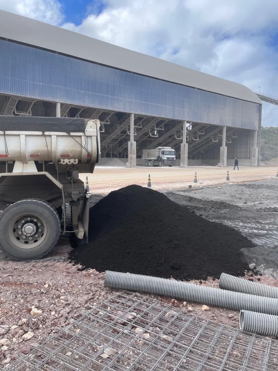 Terra preta peneirada adubada para seu jardim ou plantio! - Foto 6