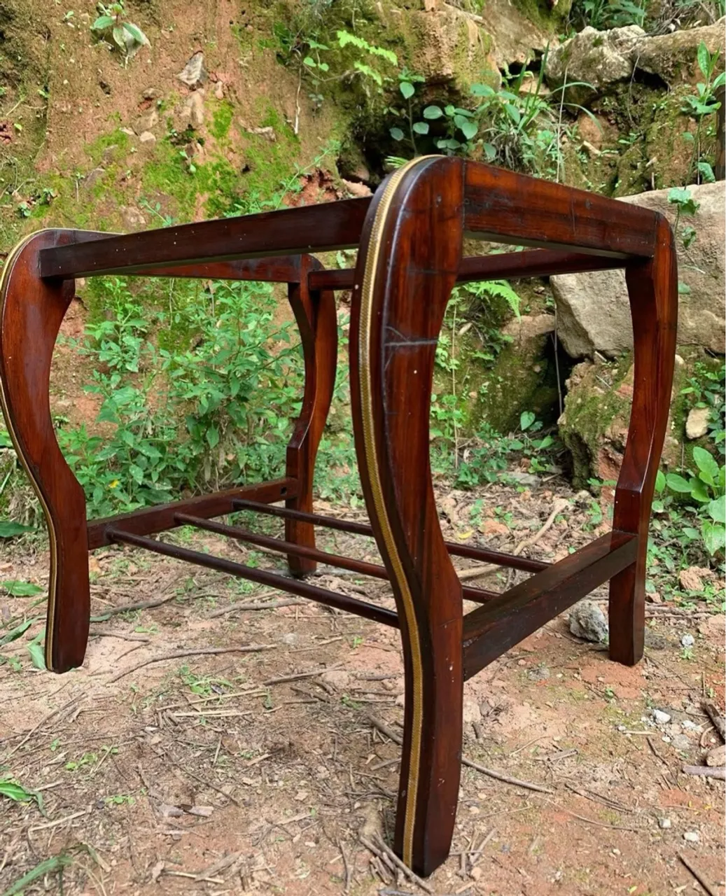 Mesinha de canto em Madeira nobre com detalhes em cobre