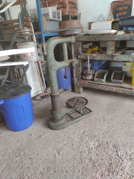 Furadeira antiga de bancada 