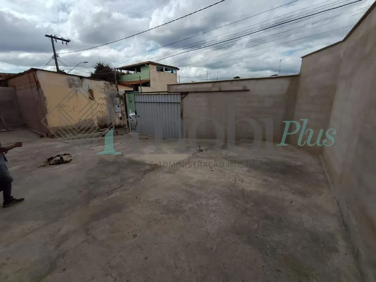 Área aproximadamente 180m² com loja aproximadamente de 60m²
