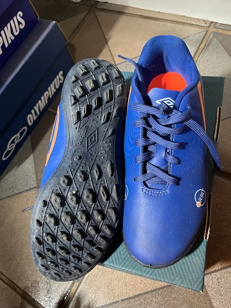 Chuteira Umbro Infantil Orbit - Azul e Laranja