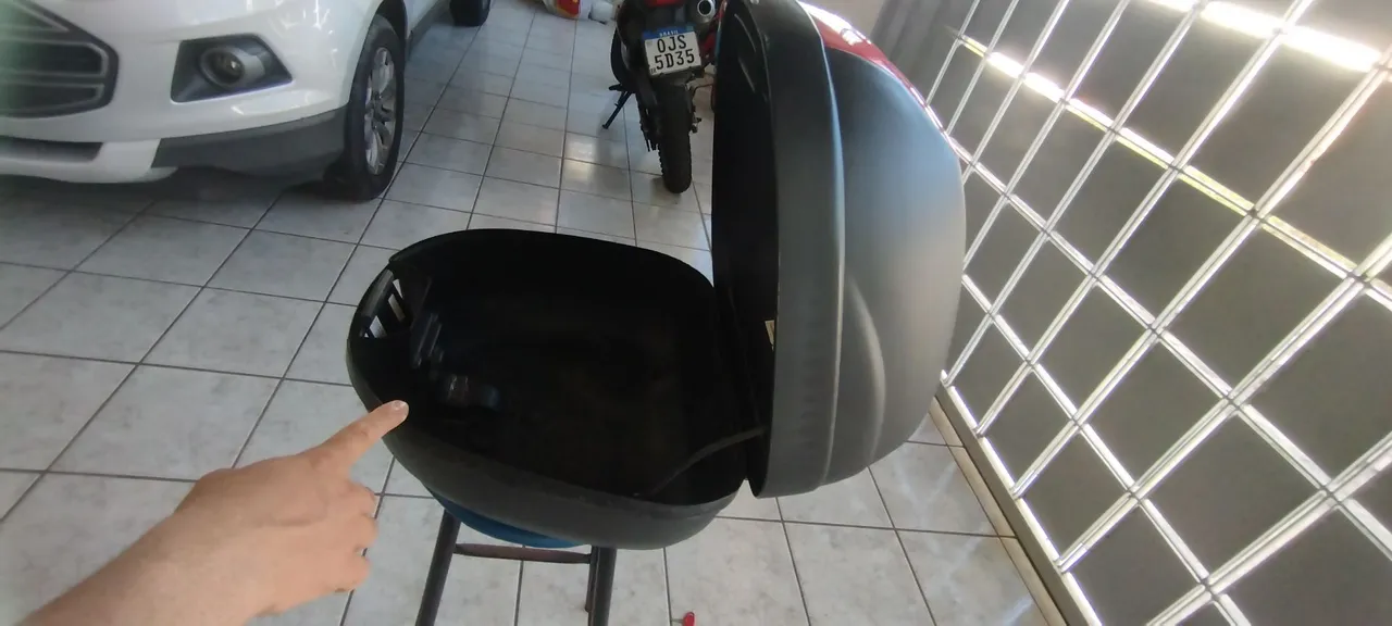 Baú para moto com capacidade de carga marca Givi