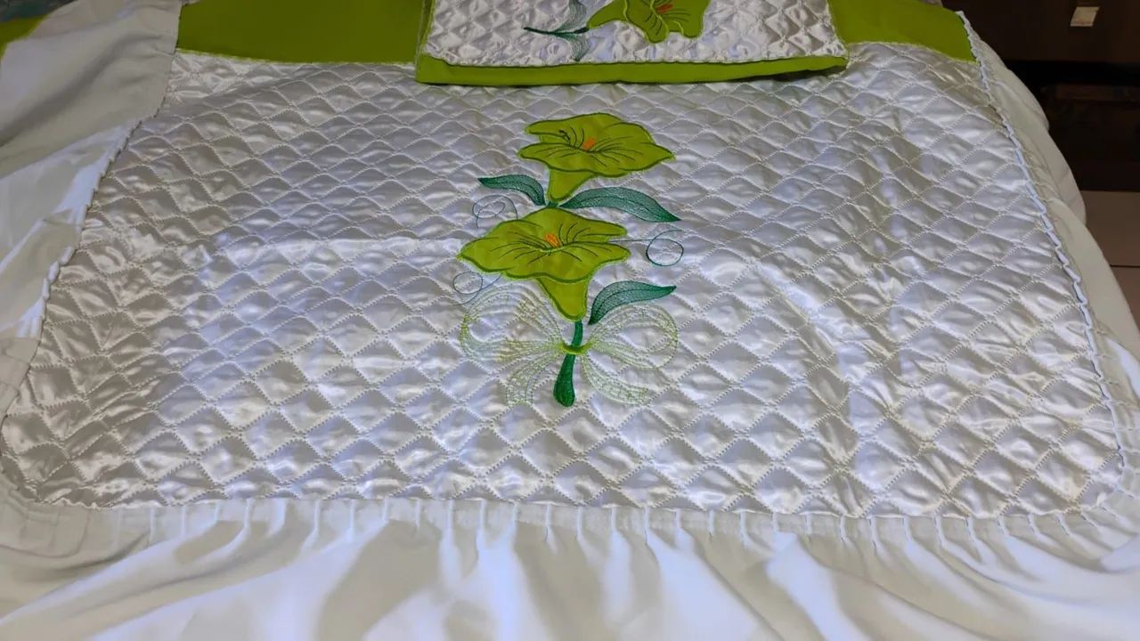 Colcha de solteiro em cetim bordada