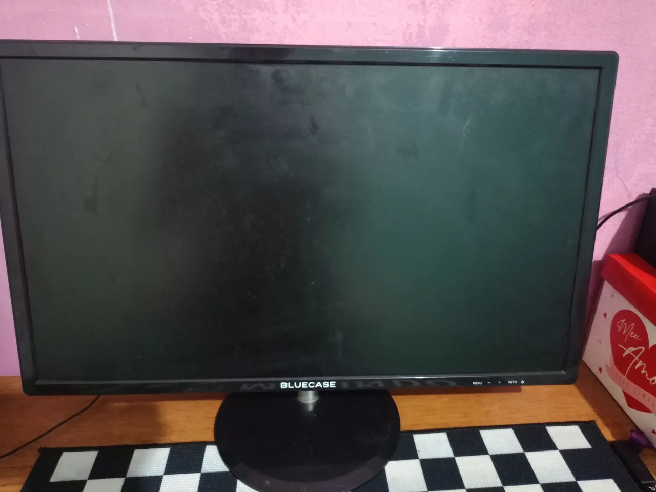 Monitor Bluecase com display quebrado