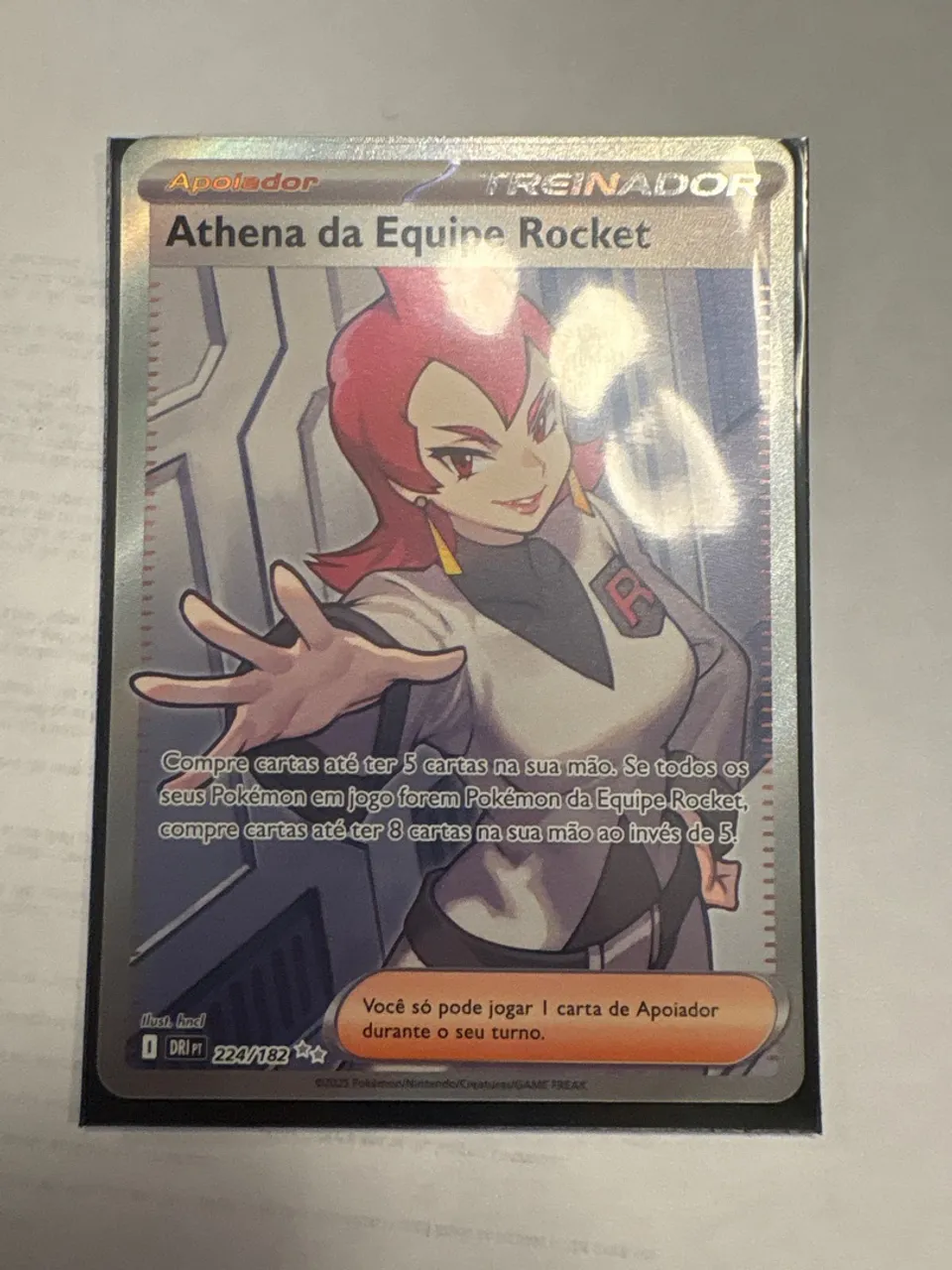 Carta Pokémon Athena da Equipe Rocket - Ultra Rara