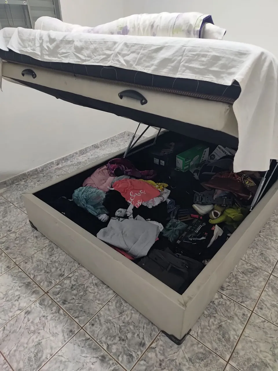 Cama box com baú e amplo espaço interno
