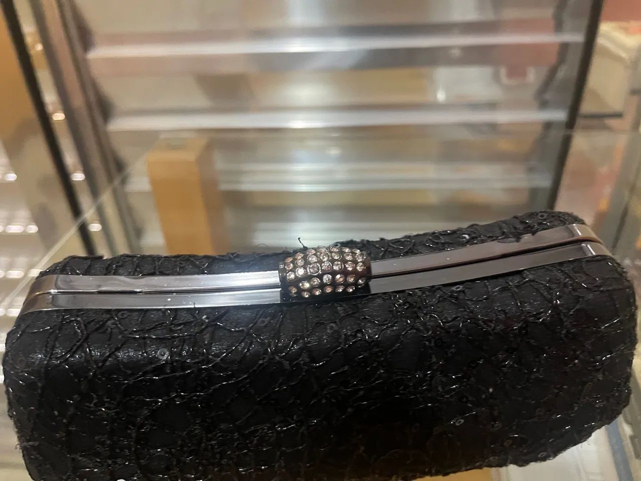 Clutch preta com detalhe em strass - Foto 2