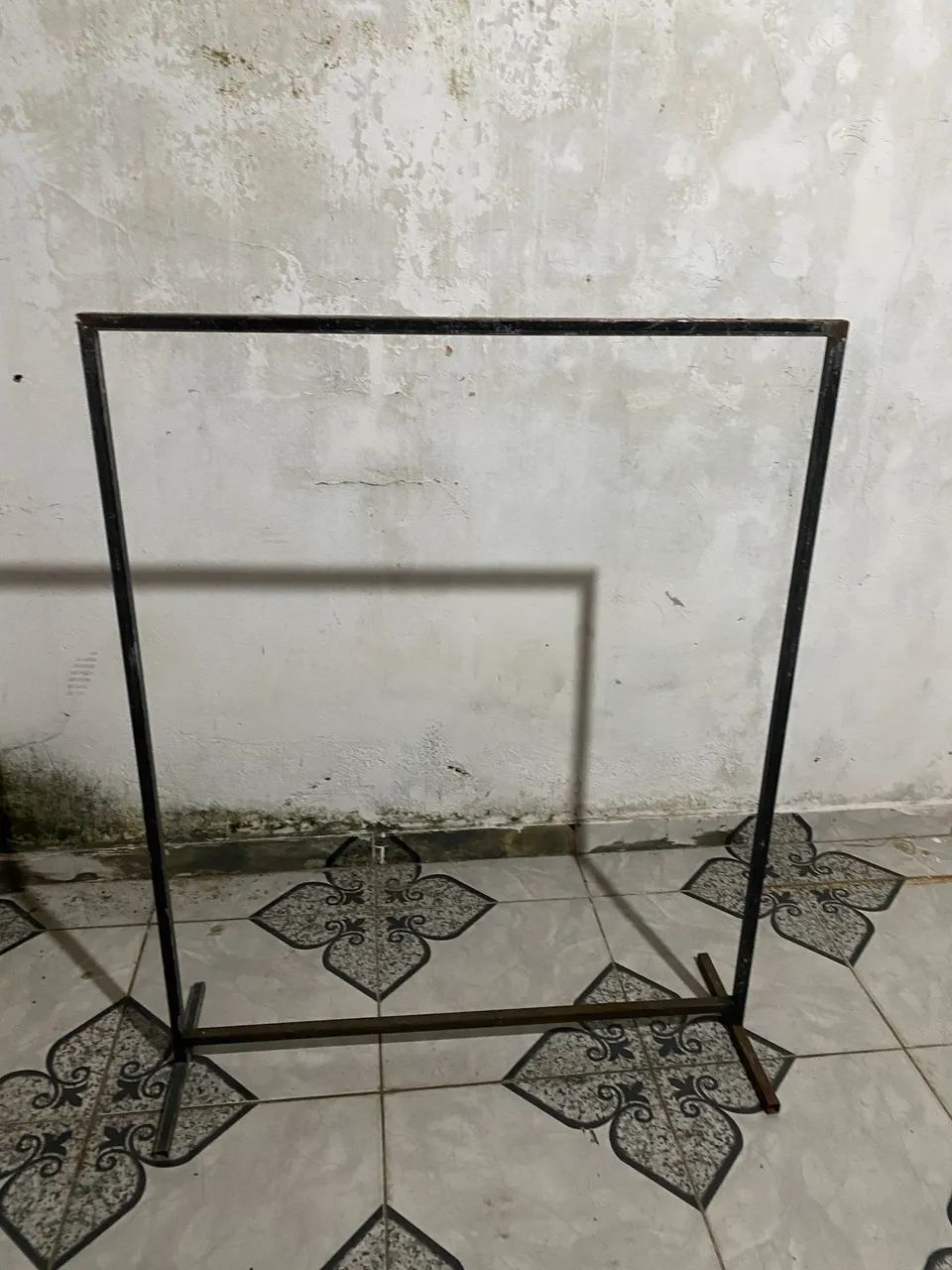 Cavalete expositor para loja de roupa 