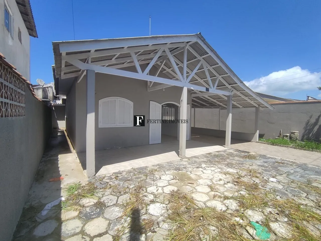 Casa próxima a rodovia em Shangri-lá Pontal PR