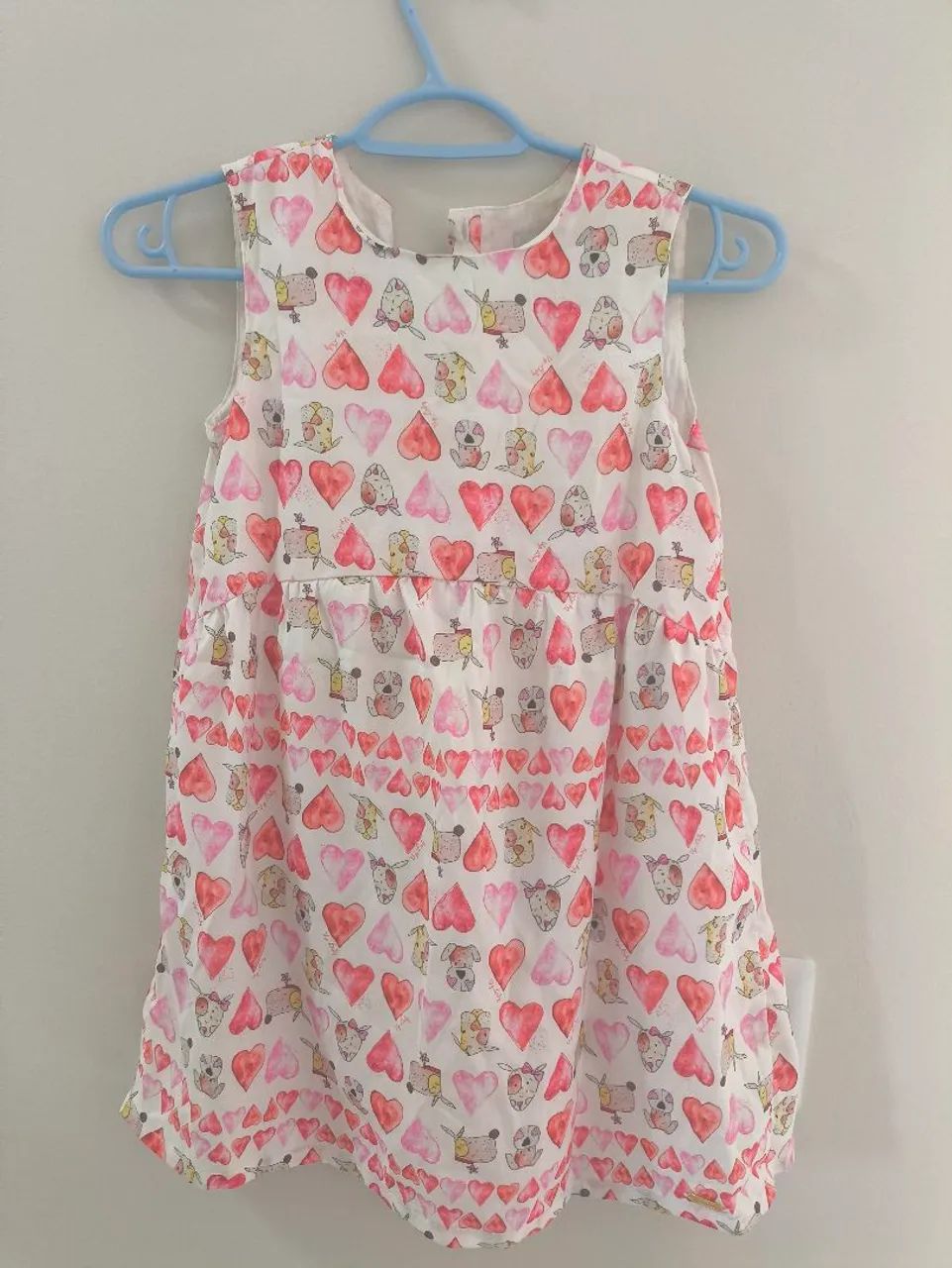 Vestido com cachorrinhos e corações.