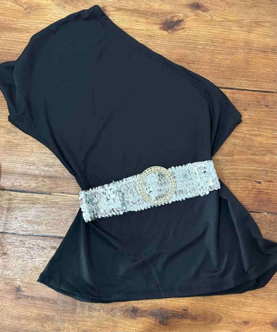 Blusa preta com cinto em paetê ,nova/sem uso - Foto 2
