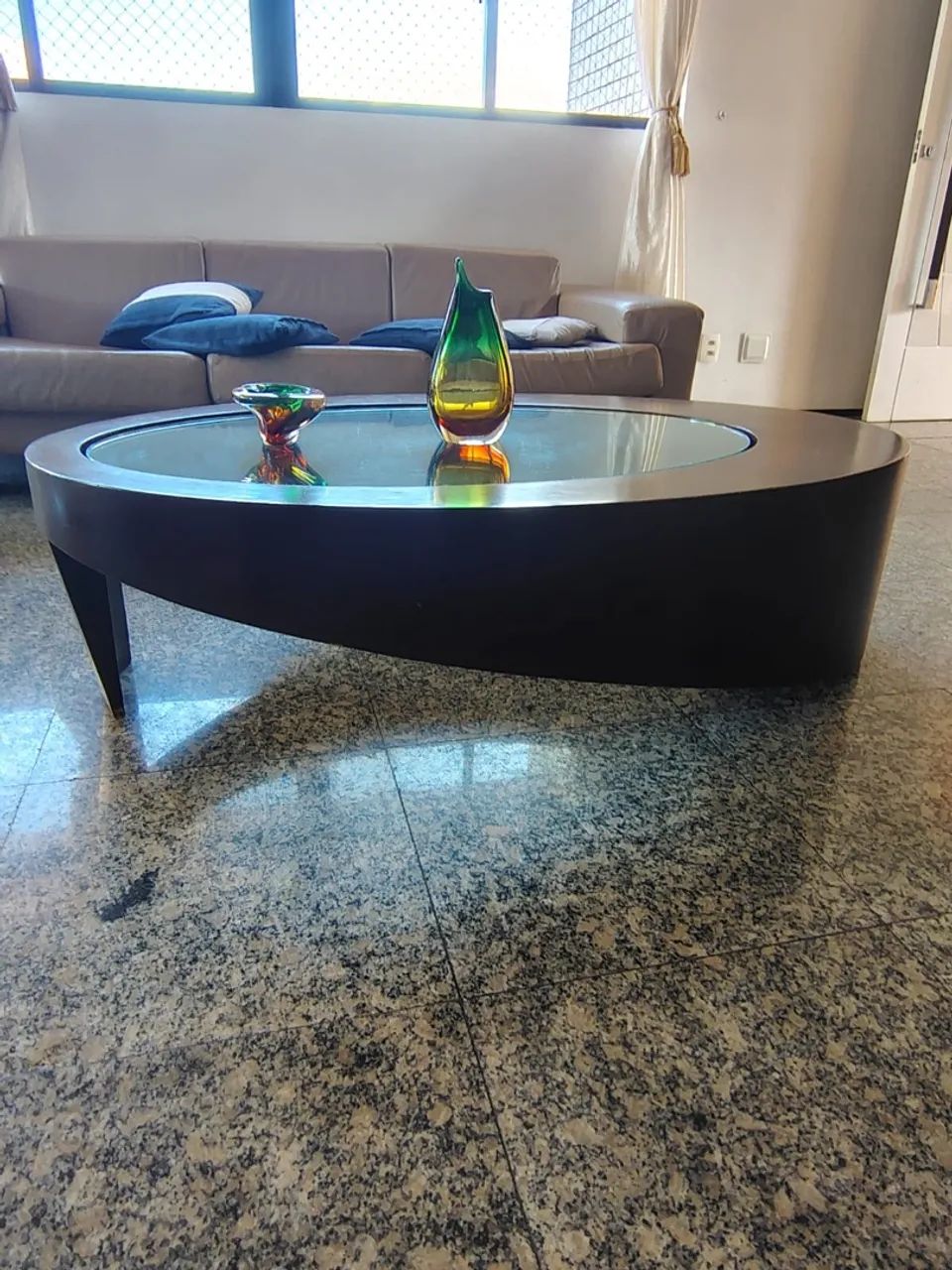 Imperdível: Mesa de Centro Oval em Madeira com Tampo de Vidro - Design Moderno
