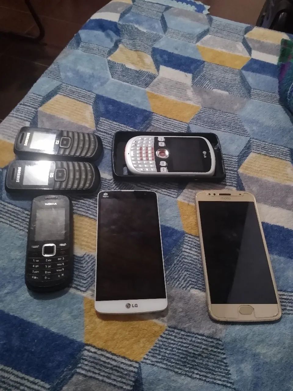 Lote de celulares antigos no estado