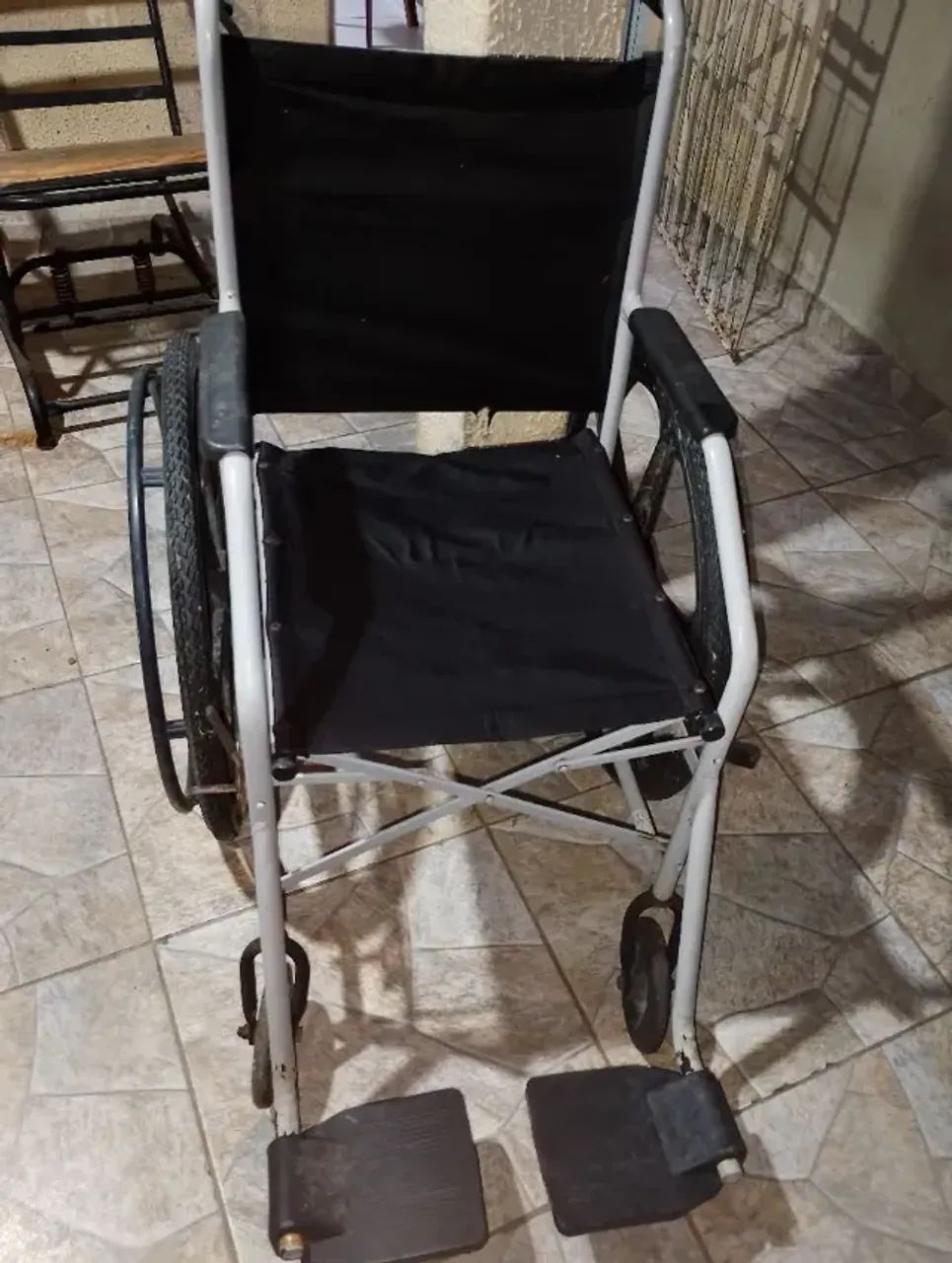 Cadeira de Roda usada simples vendo /troco - Foto 2