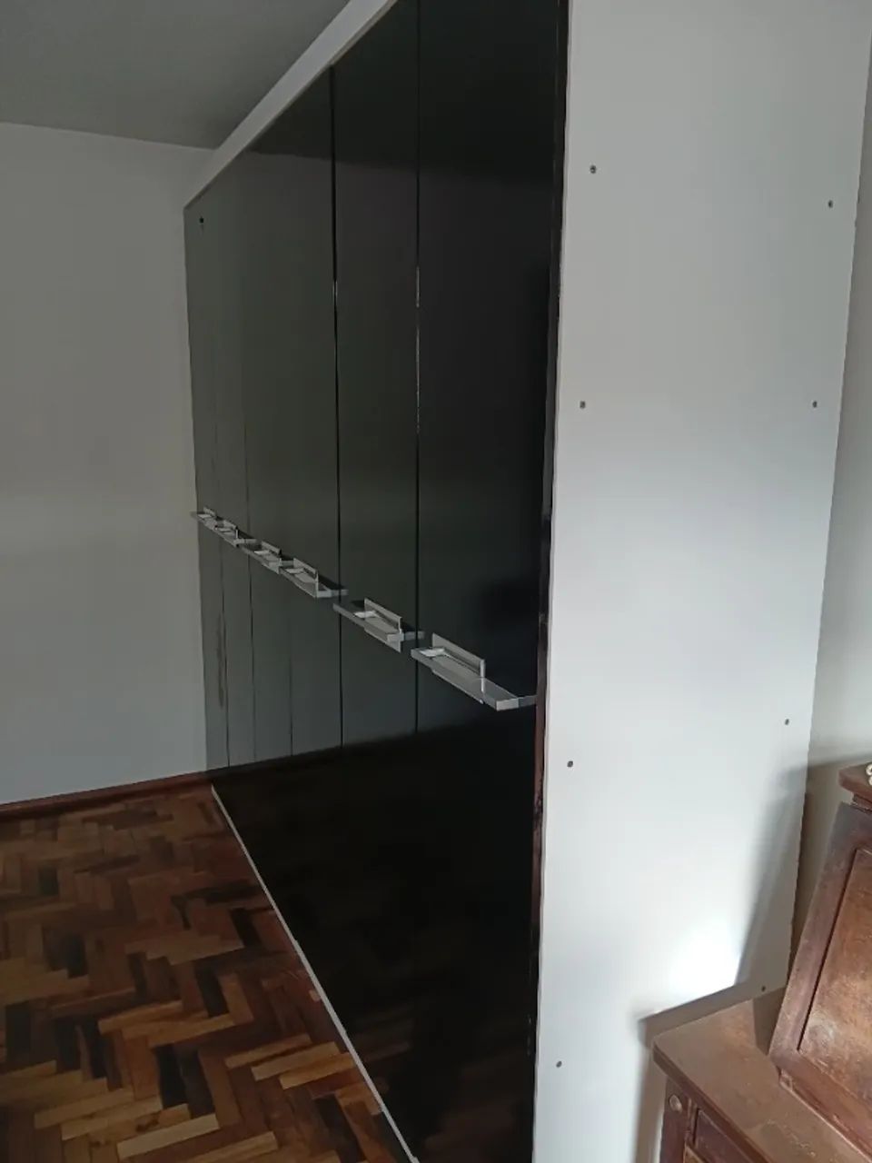 Guarda-roupa de madeira em bom estado - Foto 3