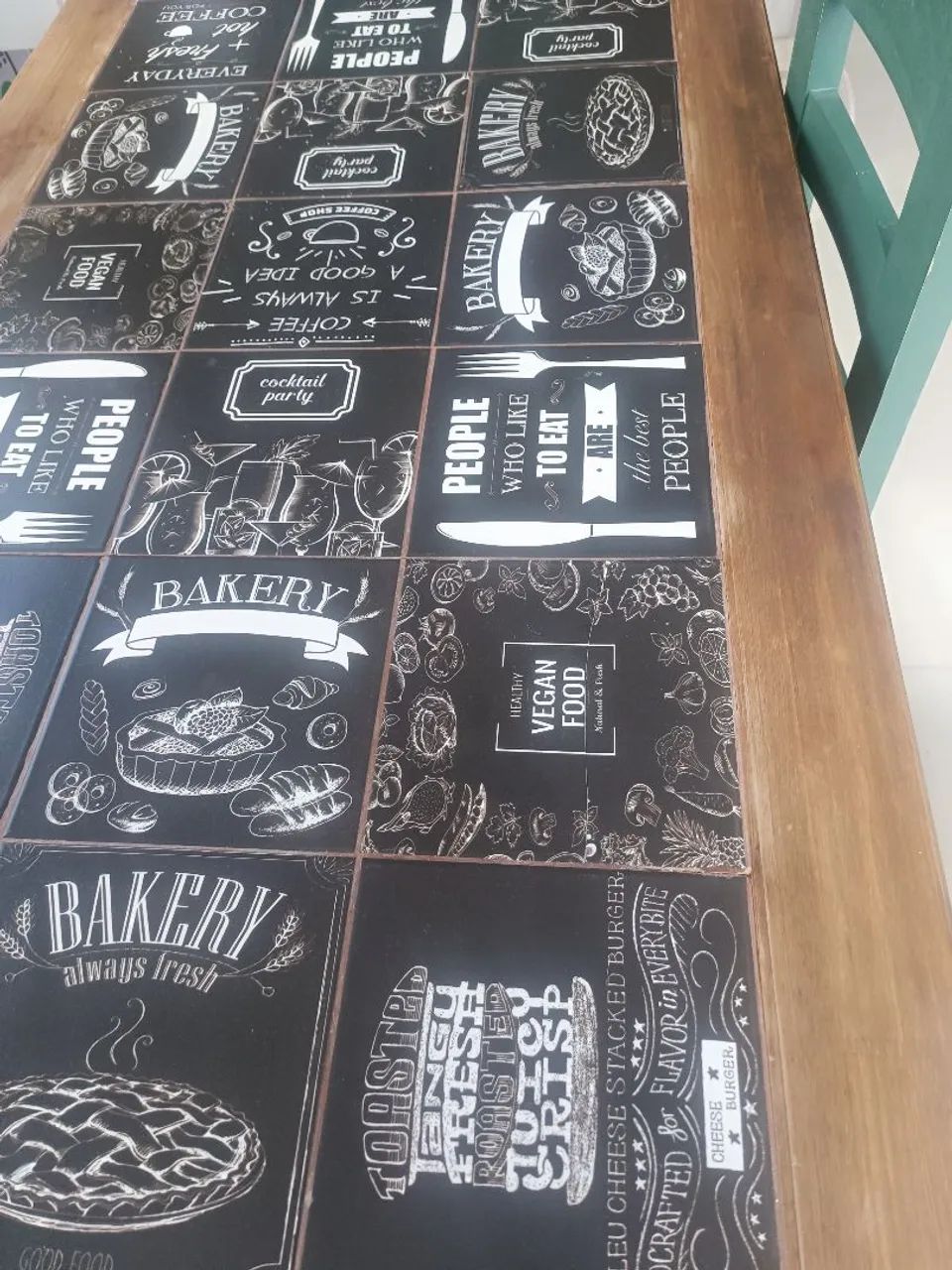 Mesa de madeira maciça com 6 cadeiras  - Foto 3