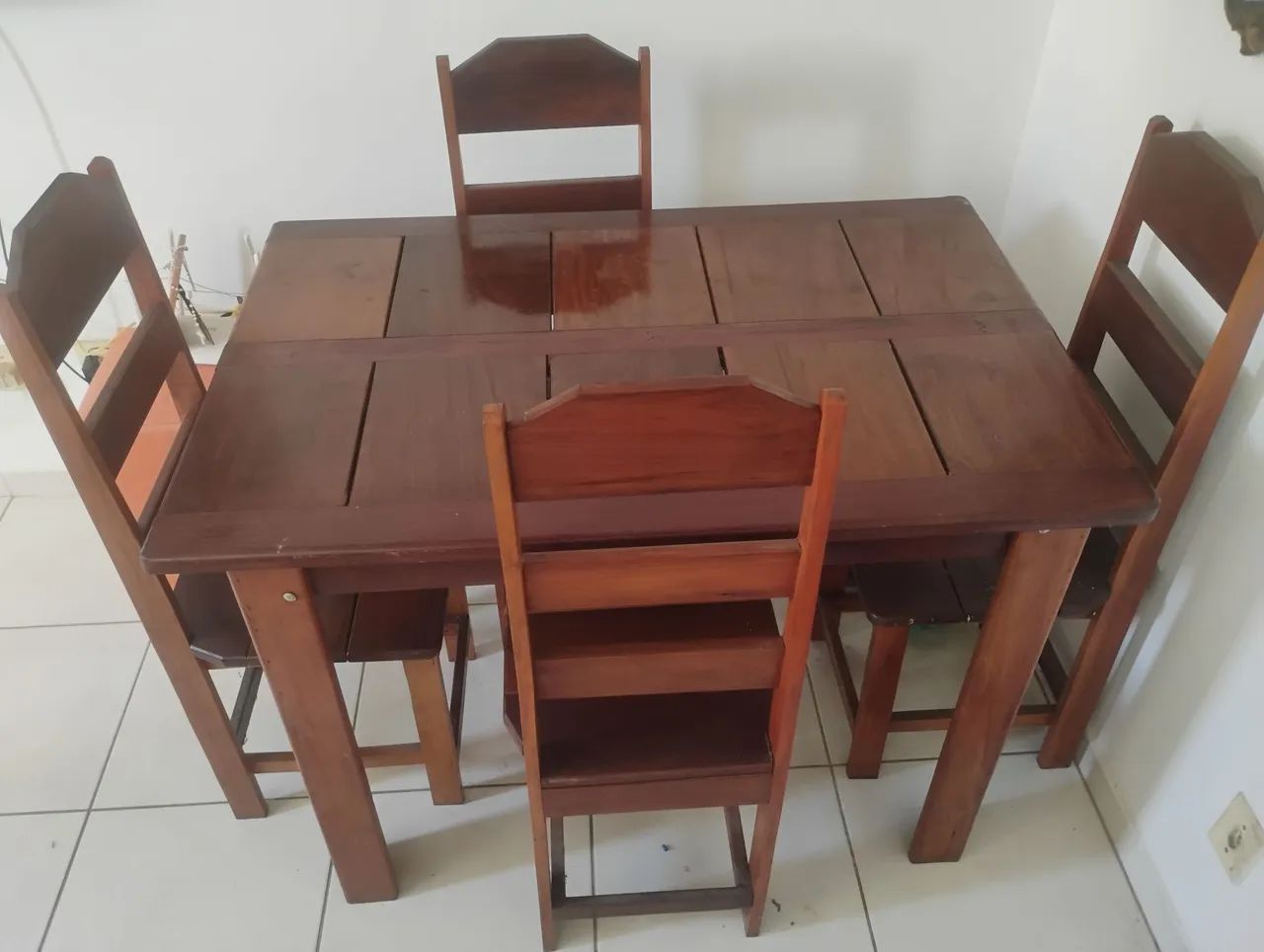 Mesa com 4 cadeiras 
