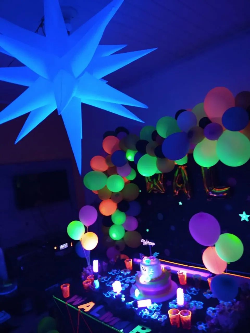 Festa neon balões 