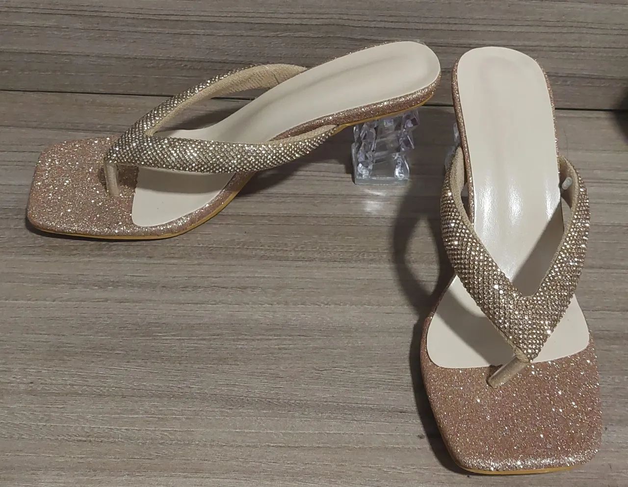 Sandália com Tiras Strass e Salto Transparente - Foto 5